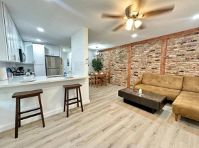 Spacious 1BR and 1BA in Montrose Near Downtown & Nightlife